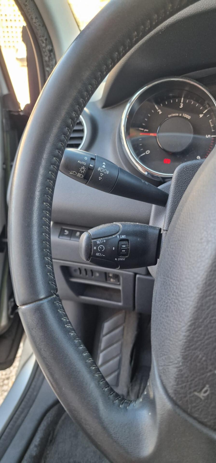 Peugeot 5008 1.6 HDi 115CV Allure 2014 7 POSTI