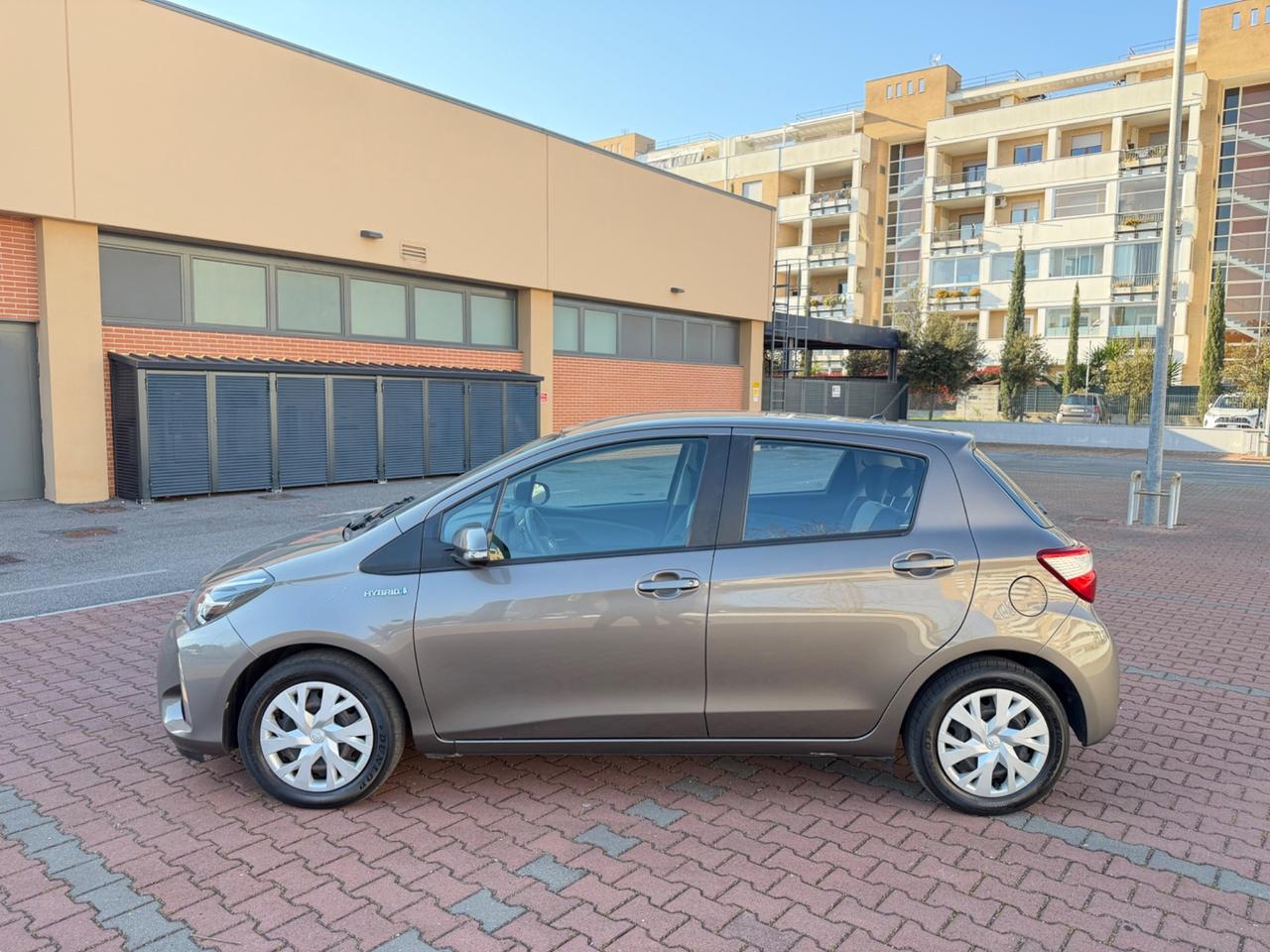 Toyota Yaris 1.5 Hybrid Business