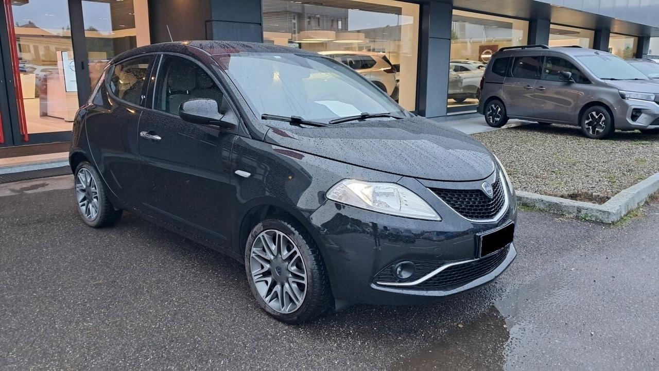 Lancia Ypsilon 1.2 69 CV 5 porte Platinum - FD535