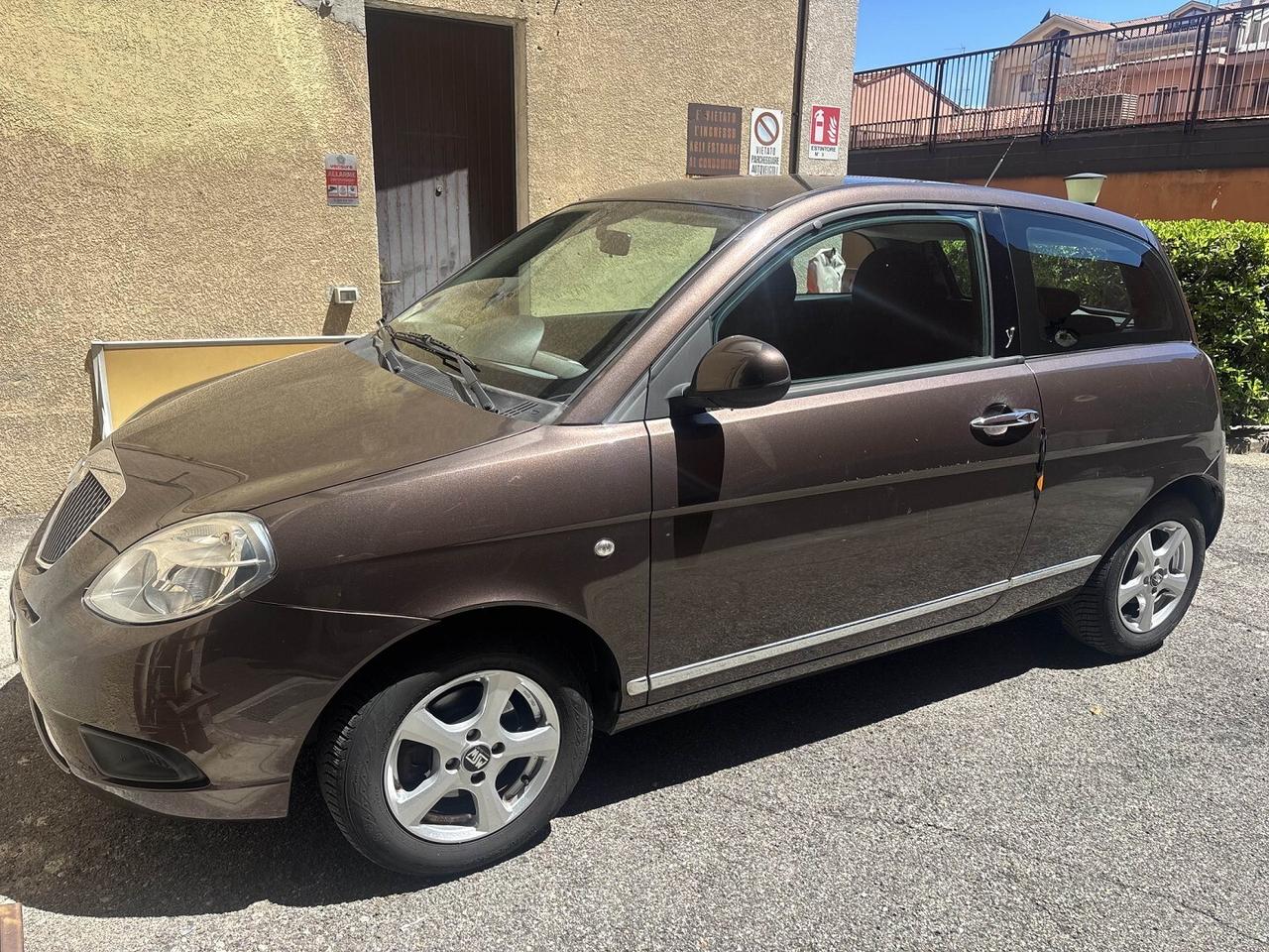 LANCIA YPSILON 1.4 16V PLATINO AUTOMATICA