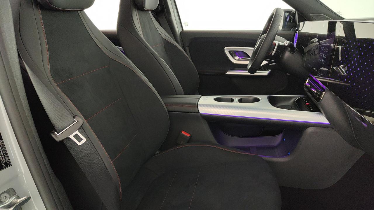 Mercedes-Benz GLB 250+ con tecnologia EQ