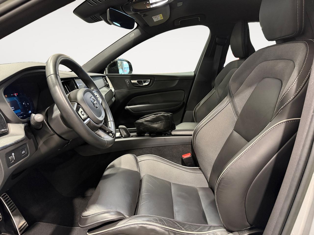 VOLVO XC60 2.0 b4 Momentum awd auto