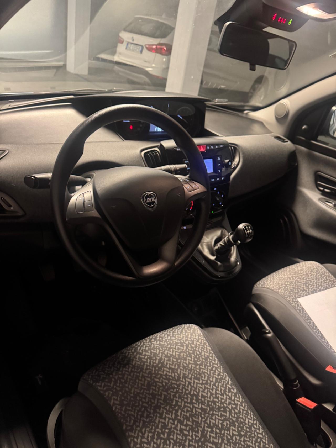 Lancia Ypsilon 1.0 FireFly 5 porte S&S Hybrid Silver
