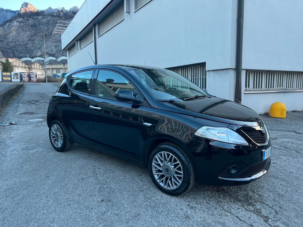 Lancia Ypsilon 1.2 69 CV 5 porte Gold NEOPATENTATI