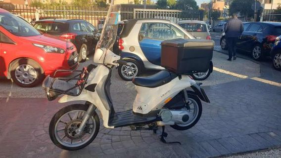 PIAGGIO Liberty 125 bauletto + portapacchi anteriore e parabrezza