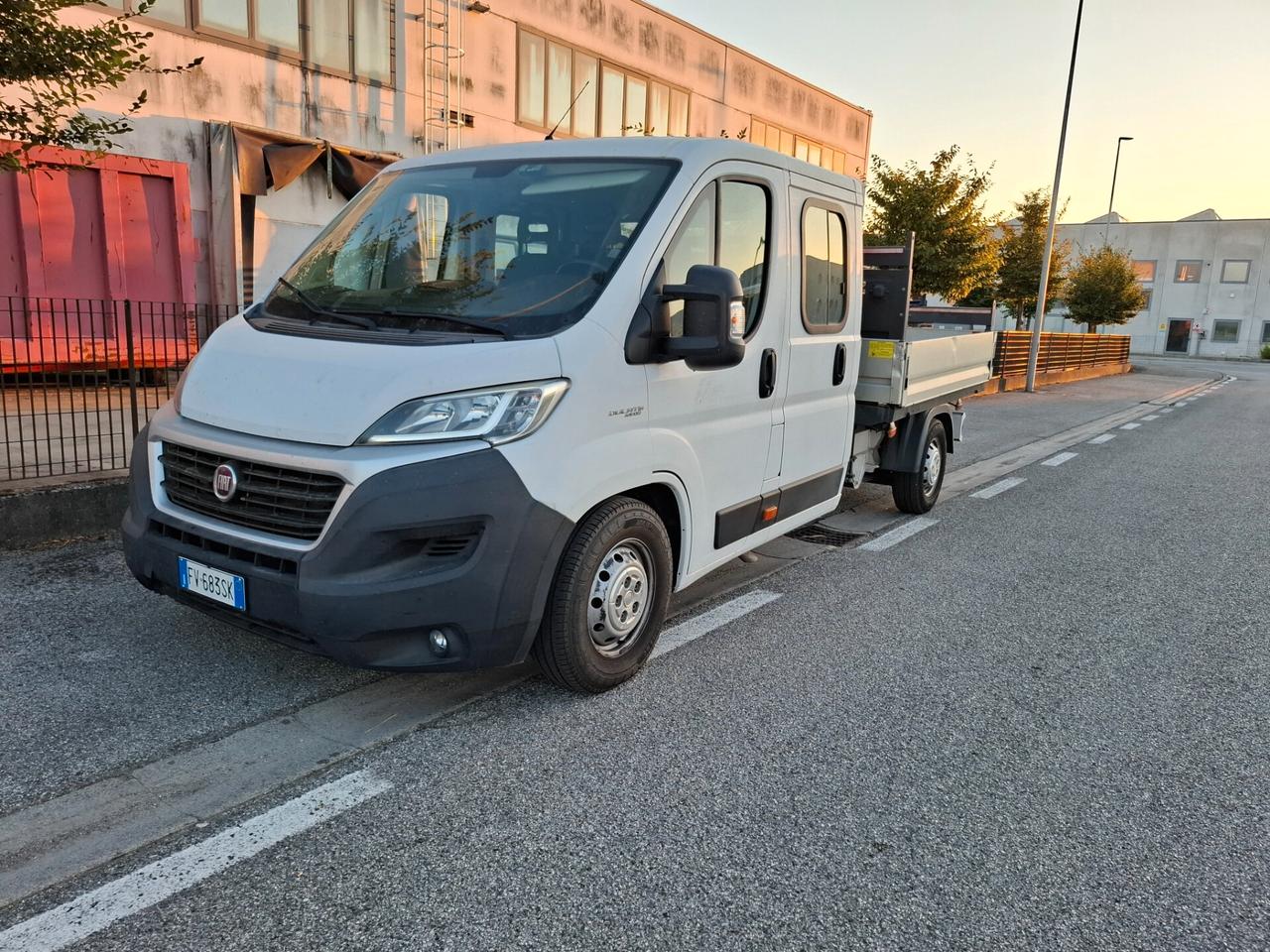Fiat Ducato 2.3 cassonato con Doppia cabina 7 posti allestito con Gru Fassi