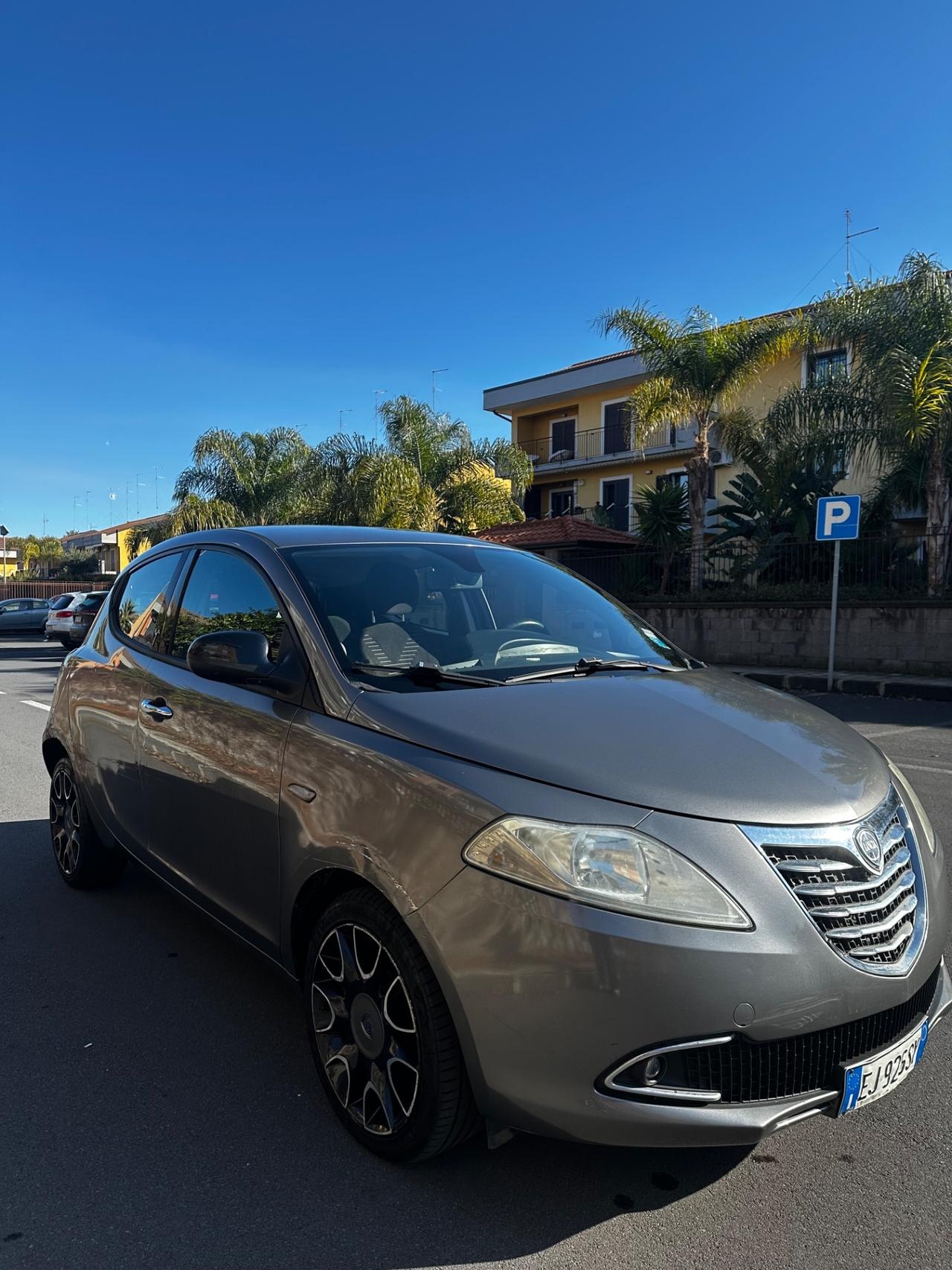 Lancia Ypsilon 1.3 MJT 75 CV Platino