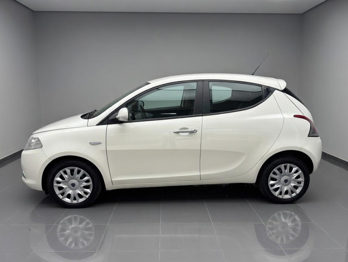 Lancia Ypsilon 1.2 69 CV Silver 11.2011