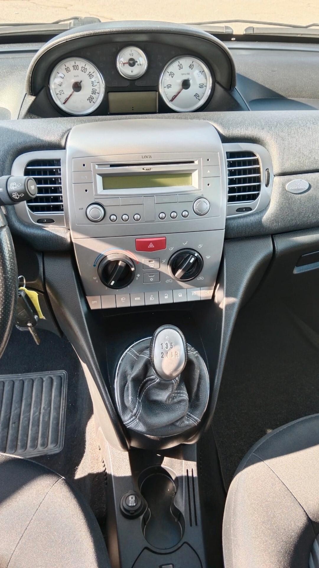 Lancia Ypsilon 1.4 16V bicolore argento e nera