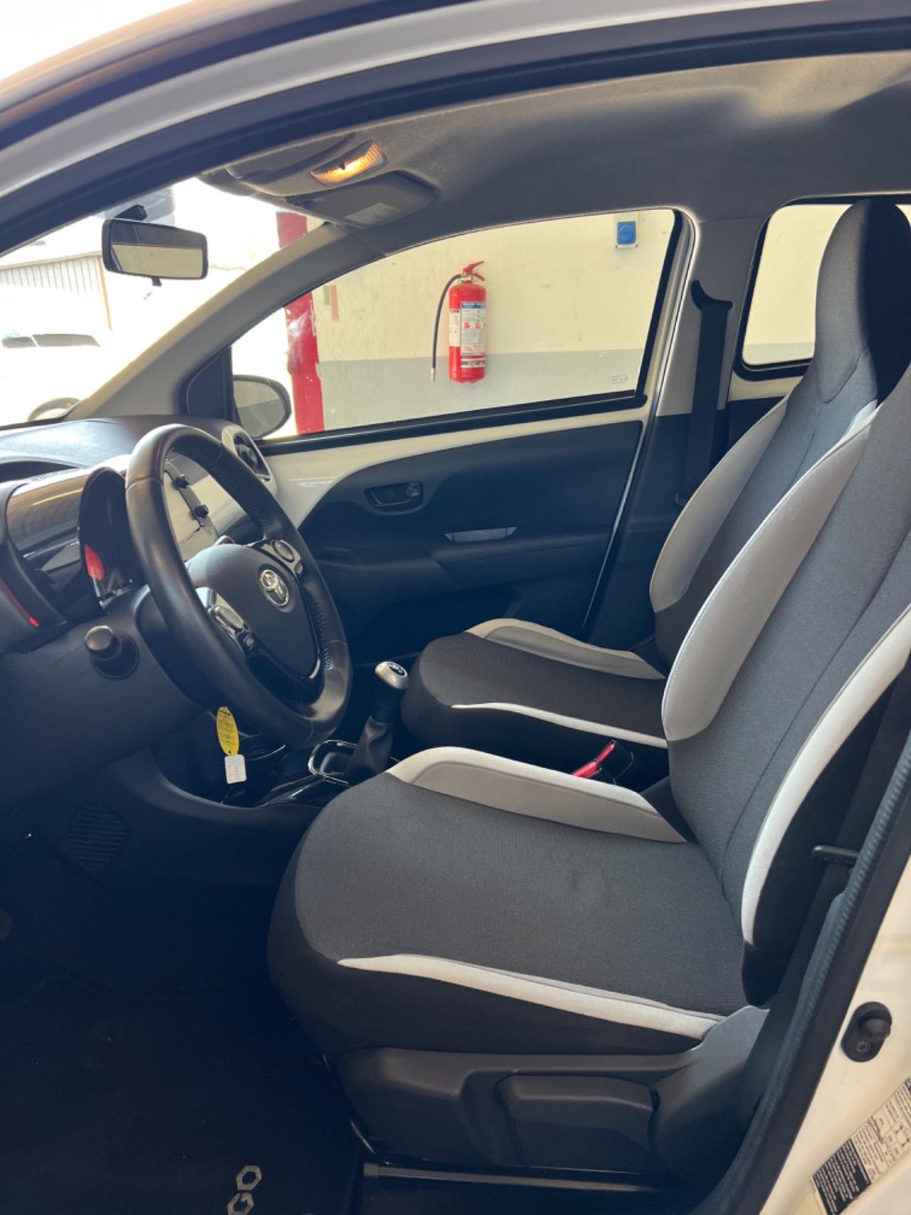 Toyota Aygo 1.0 VVT-i 69 CV 5 porte x-cite MMT