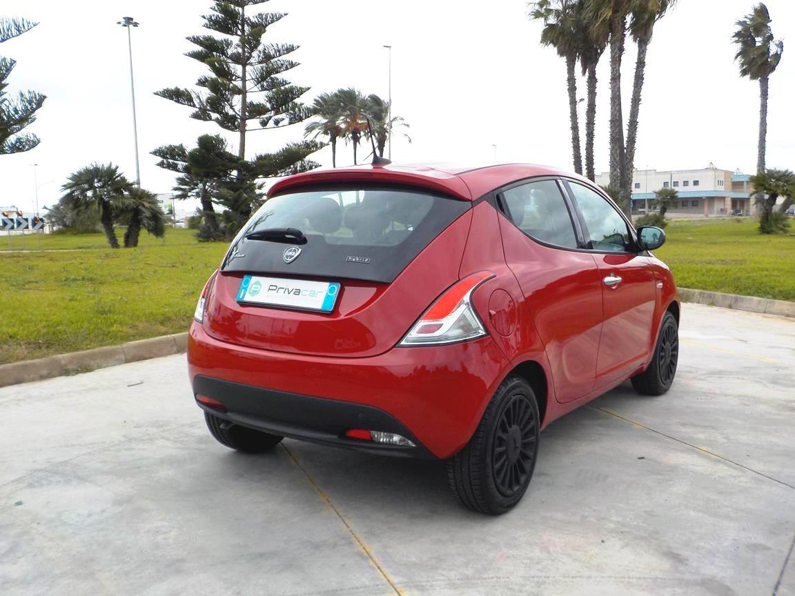 Lancia Ypsilon 1.0 FireFly 5 porte S&S Hybrid Ecochic Silver