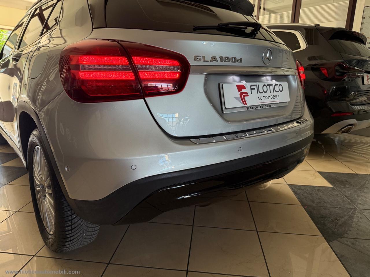 MERCEDES-BENZ GLA 180 d Automatic Business FARI LED - PACK SERIE SPECIALE