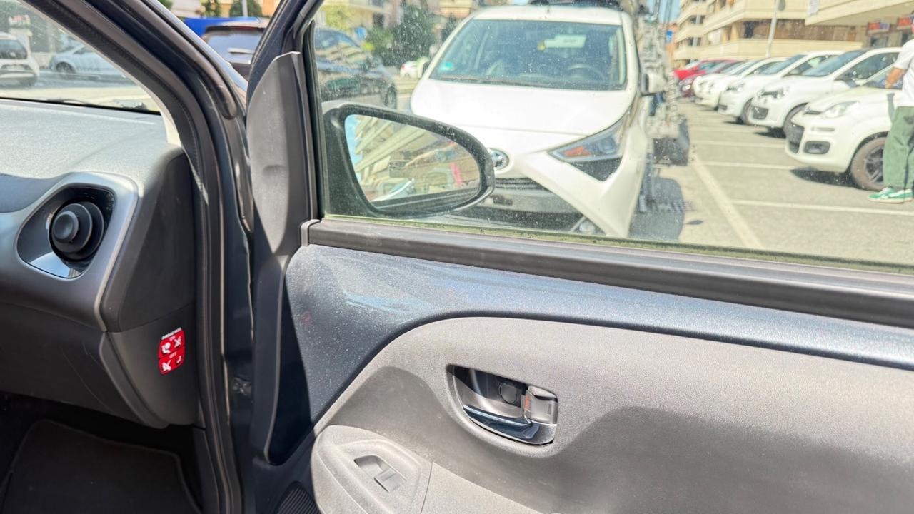 Toyota Aygo 1.0 VVT-i 72 CV 5 porte x-play LED NAVI KAMERA CERCHI 16 PDC BLUETOOTH