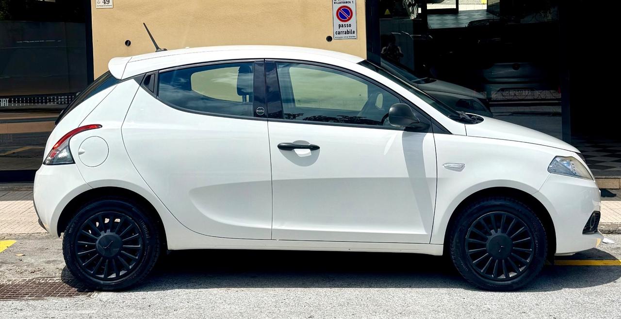 Lancia Ypsilon 1.0 FireFly 5 porte S&S Hybrid Ecochic Silver