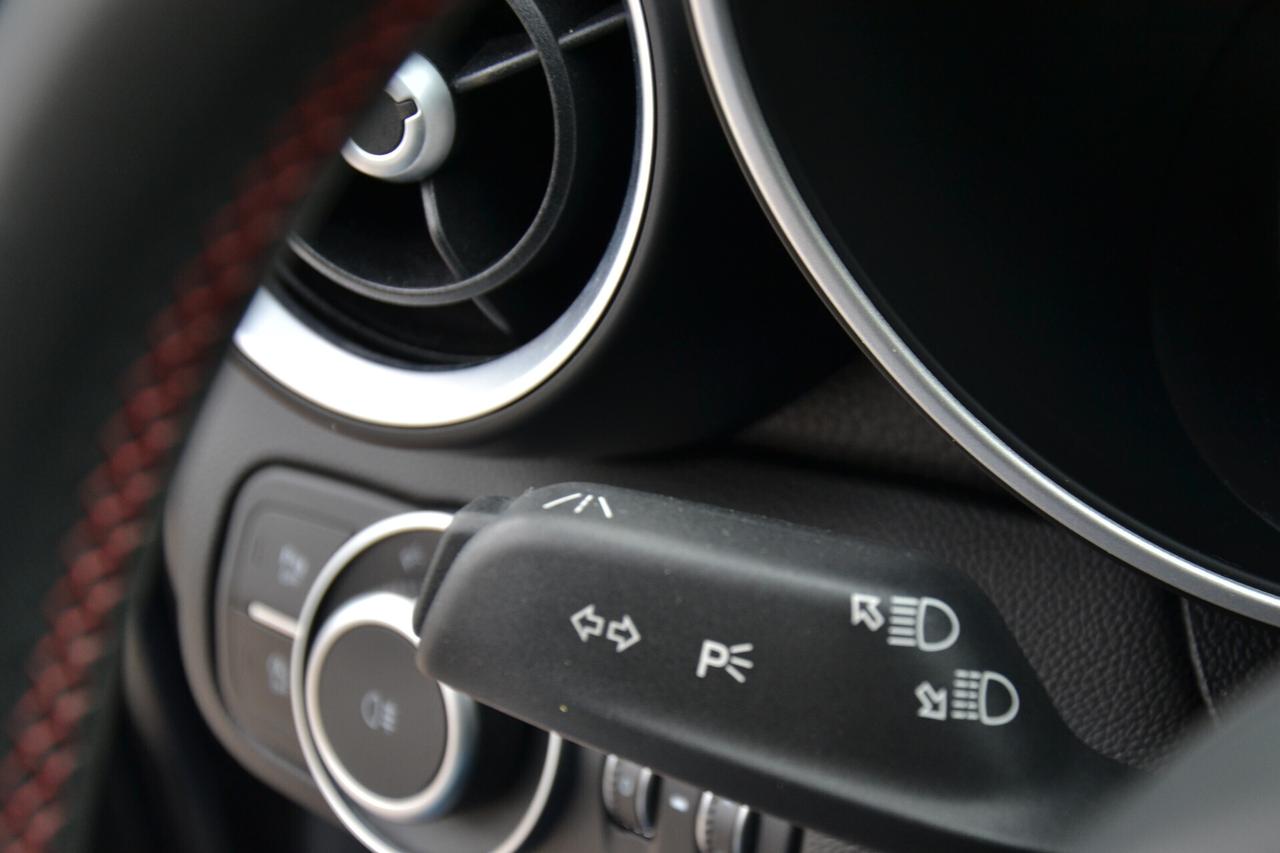 Alfa Romeo Giulia 2.0 200CV AT8 NAV LED RCAM PDC *PREZZO VERO*