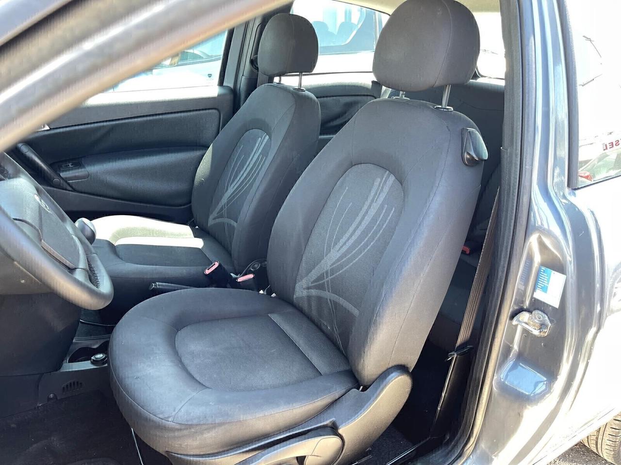 Lancia Ypsilon 1.3 MJT 75 CV Unyca