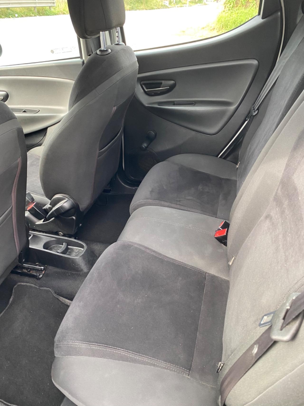 Lancia Ypsilon 0.9 TwinAir 85 CV 5 porte Metano Ecochic Silver