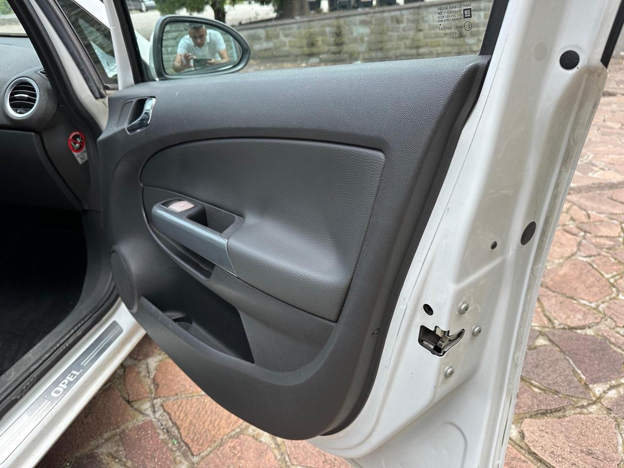 Opel Corsa 1.2 5 porte Cosmo NEOPATENTATI