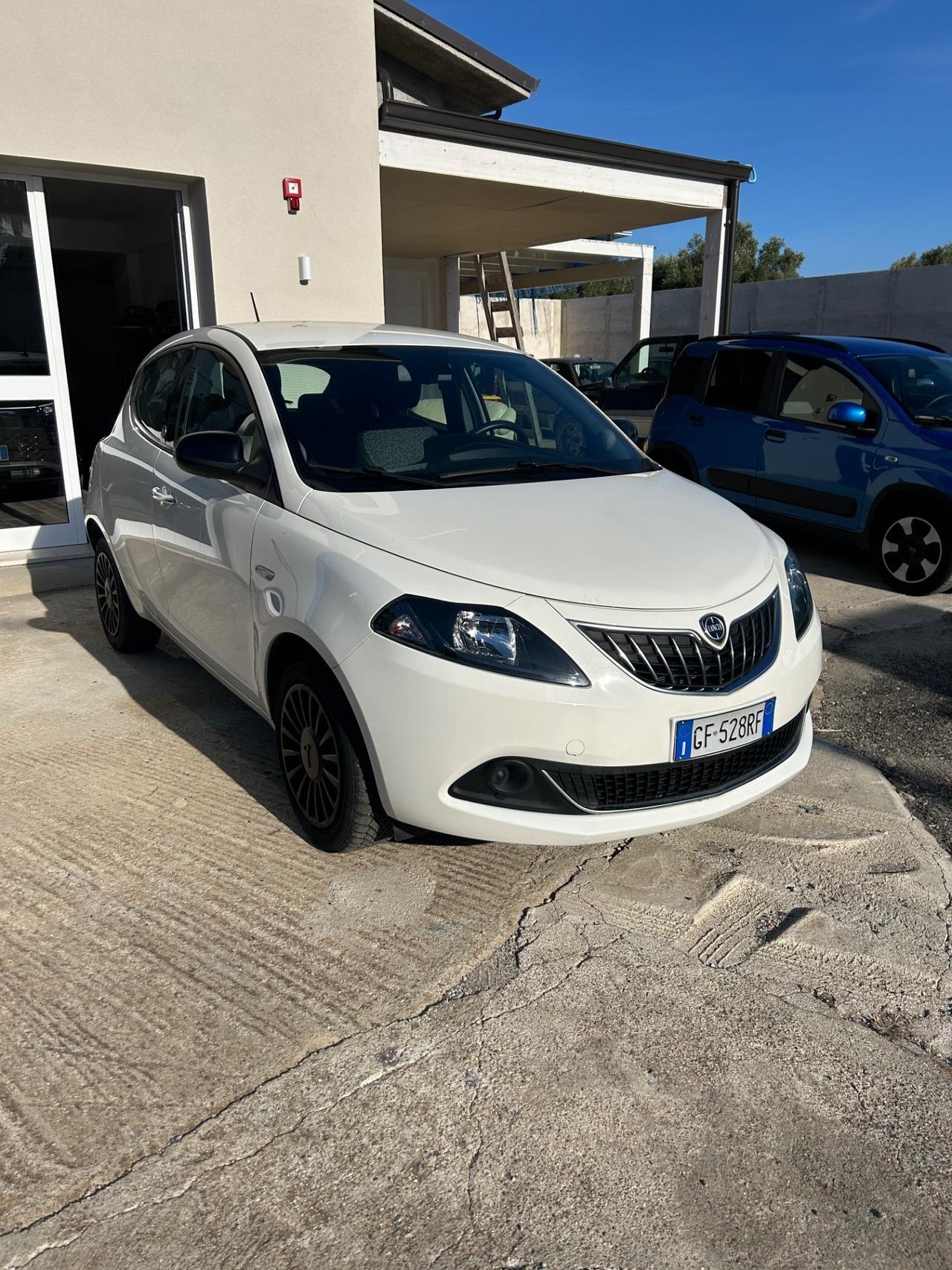 Lancia Ypsilon 1.0 FireFly 5 porte S&S Hybrid Ecochic Silver