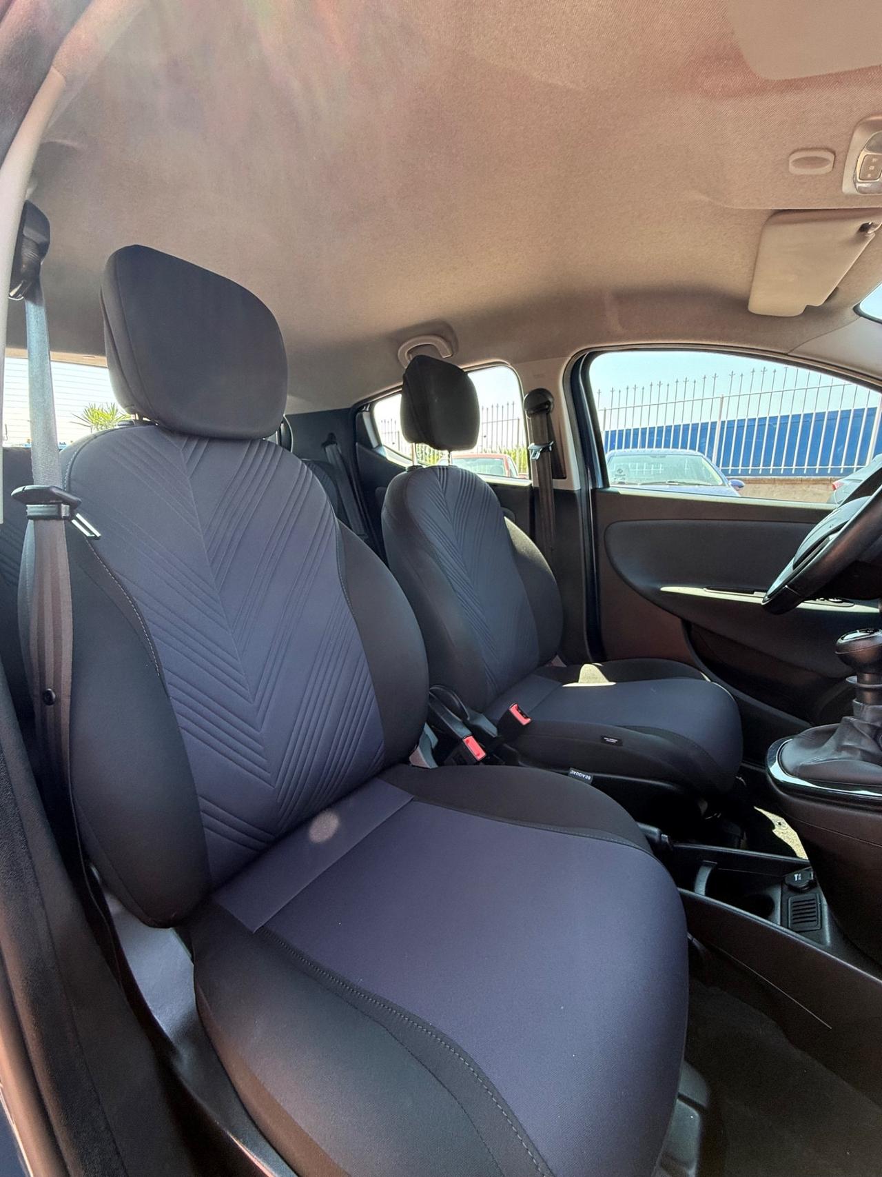 Lancia Ypsilon 1.0 Hybrid 69cv