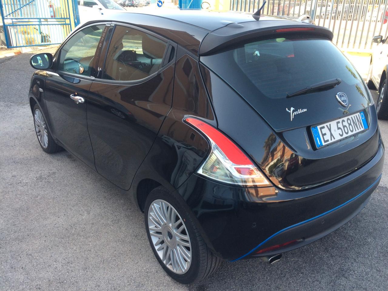 Lancia Ypsilon 0.9 TwinAir 85 CV tagliandata garanzia !!automatica! ideale per neopatentati!