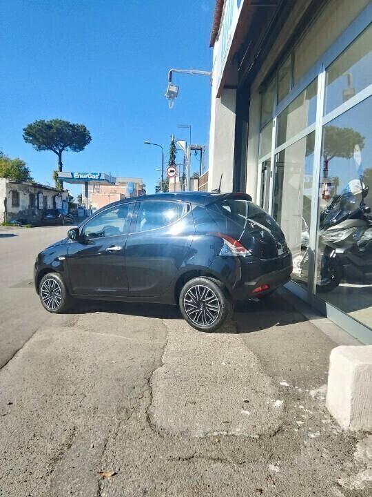 Lancia Ypsilon 1.0 FireFly 5 porte S&S Hybrid Gold