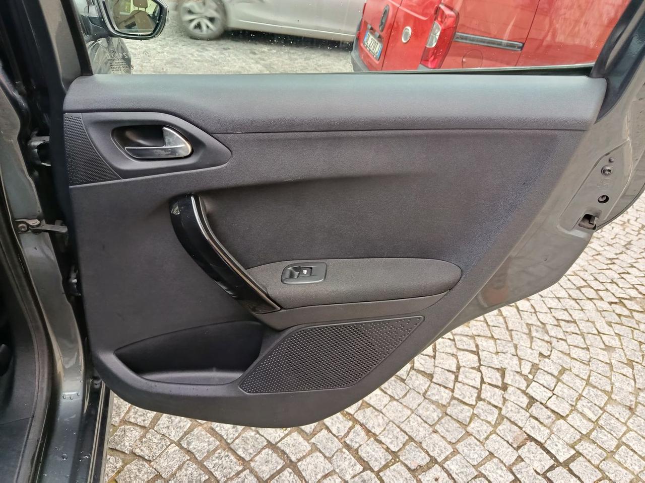 Peugeot 208 Allure 1.2 PureTech 82 #8383