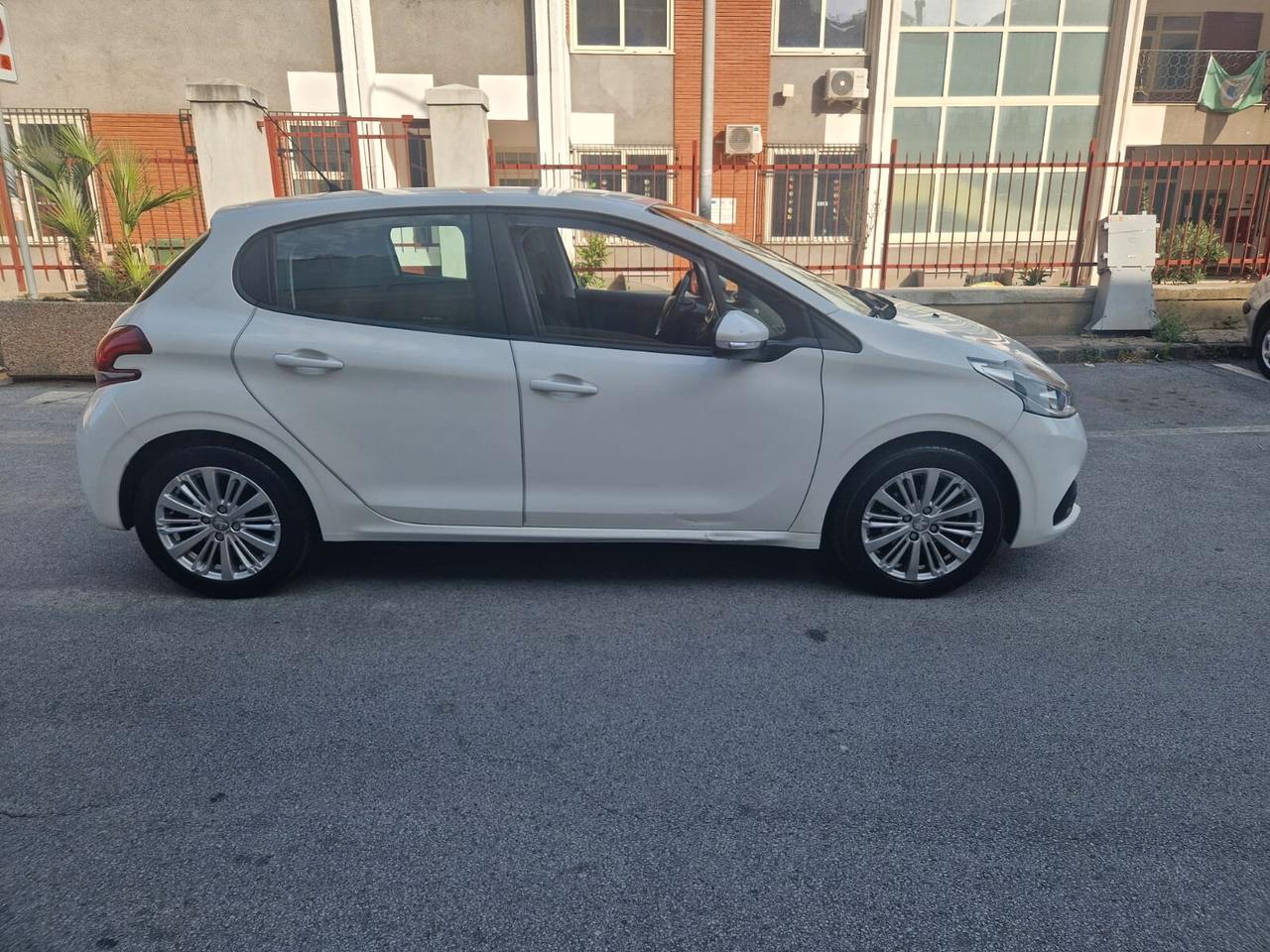 Peugeot 208 PureTech 82 5 porte Allure
