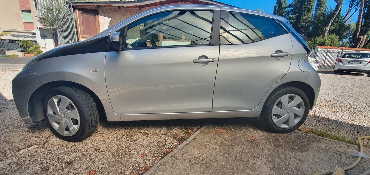 Toyota Aygo 1.0 VVT-i 69 CV 5 porte x-play