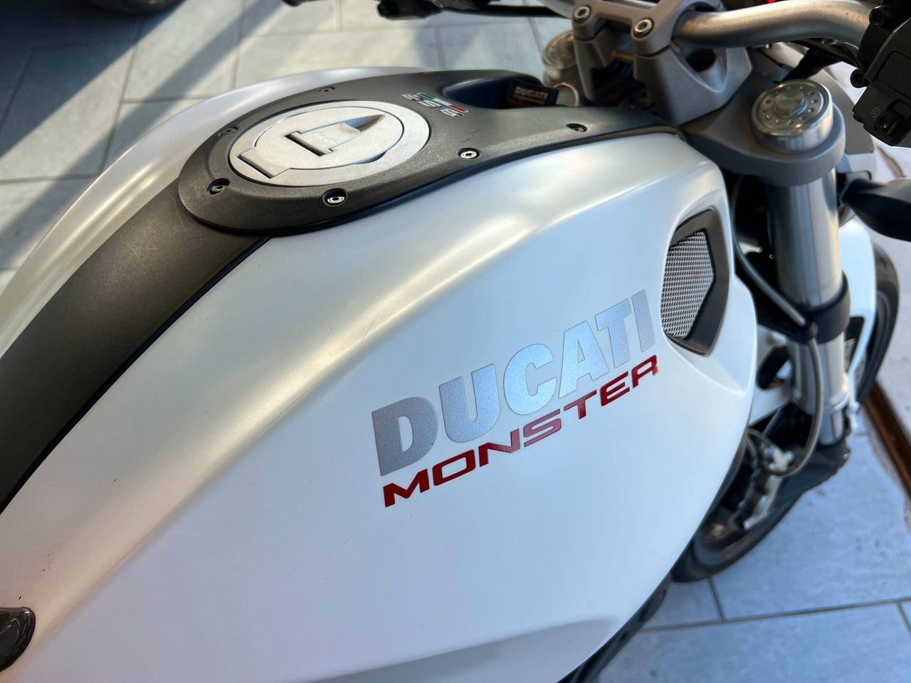 DUCATI MONSTER 696