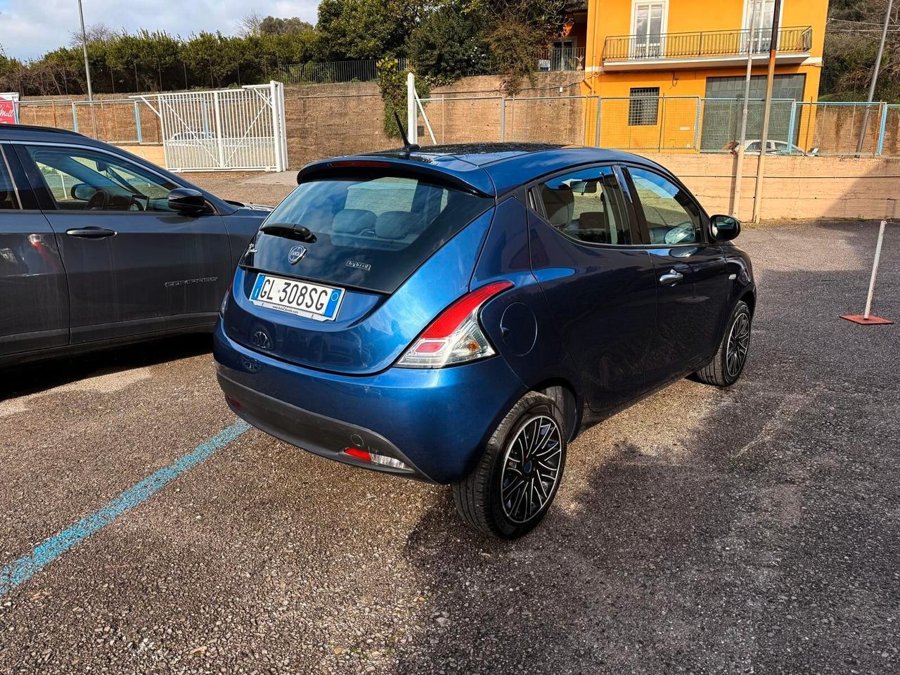 Lancia Ypsilon 1.0 FireFly 5 porte S&S Hybrid Silver