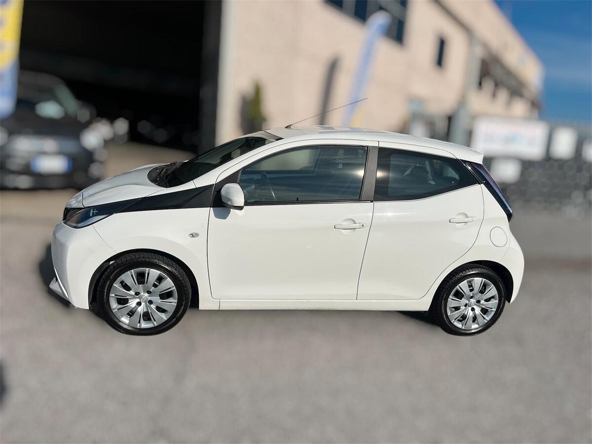 Toyota Aygo 1.0 VVT-i 69 CV 5 porte x-pure / OK NEOPATENTATI