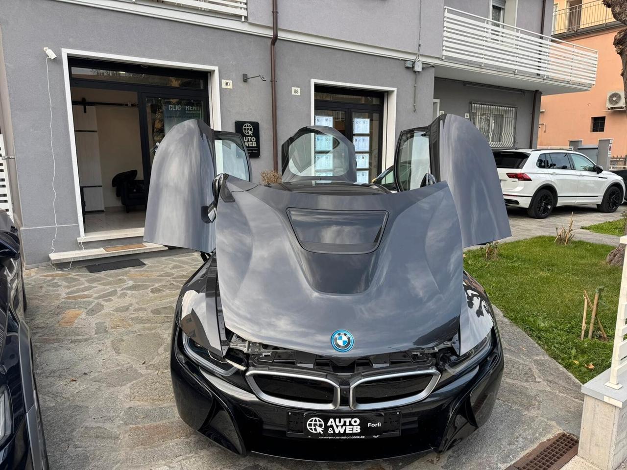 BMW i8 COUPE' TRE VOLUMI HYBRID 231cv