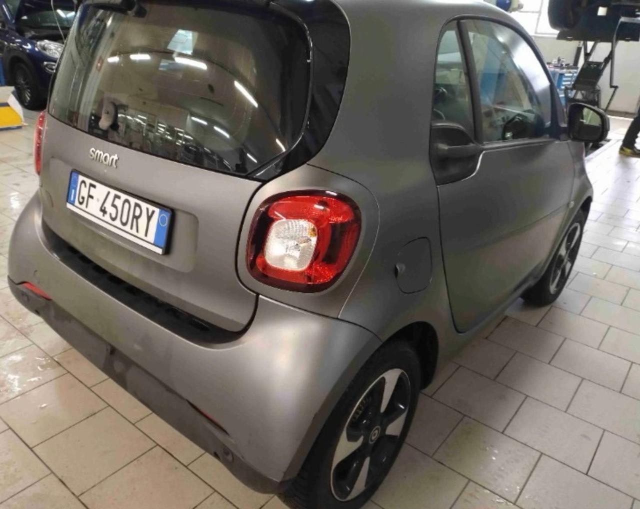Smart fortwo EQ Mattrunner (22kW) iva esposta
