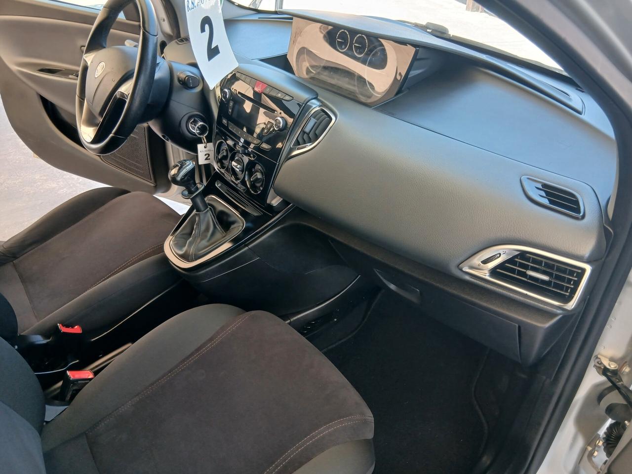 Lancia Ypsilon 1.2 69 CV 5 porte full 13