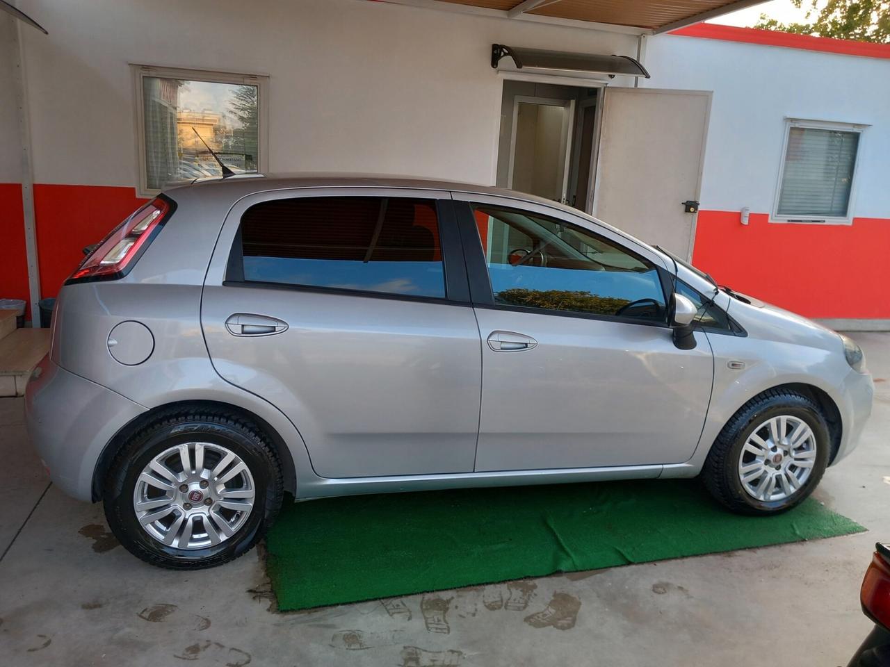 Fiat Punto 1.3 MJT II 75 CV 5 porte Lounge 5 porte gomme nuove perfetta sensori tenuta maniacalmente