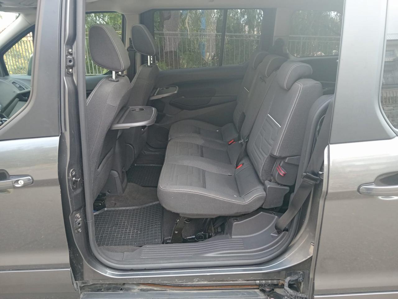 Ford Tourneo Connect Pianale ribassato con rampa disabili in carrozzina