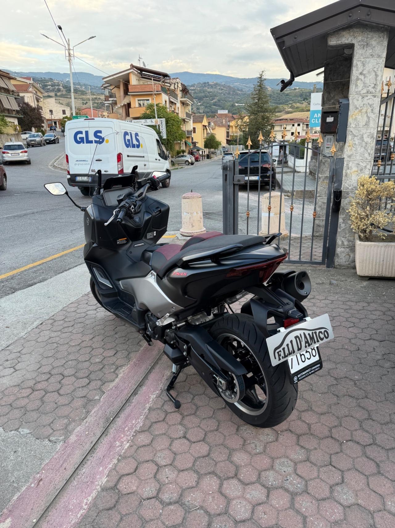 Yamaha TMAX 560 BLACK MAX