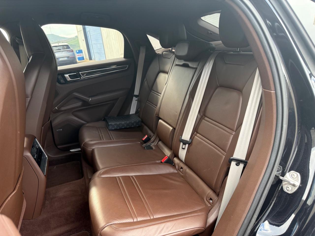 Porsche Cayenne Coupé 3.0 V6 E-Hybrid Platinum Edition