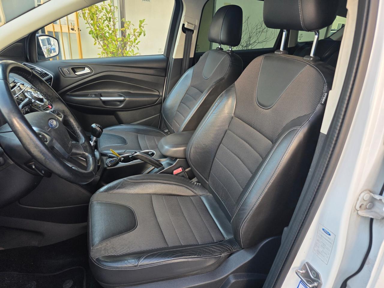 Ford Kuga 2.0 TDCI 4x4 Powershift Business FULL...