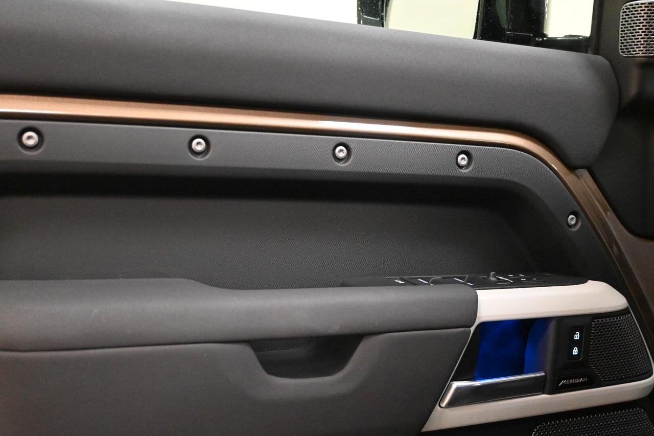 LAND ROVER Defender (2019) Defender 110 3.0D I6...