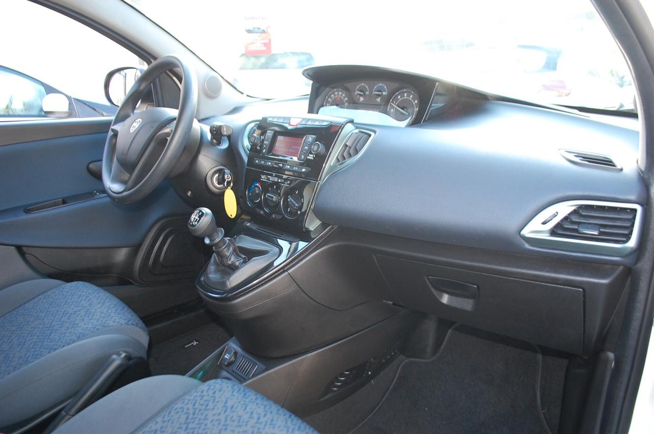 Lancia Ypsilon 1.0 firefly 70CV hybrid Oro S&S Uff Italy USB