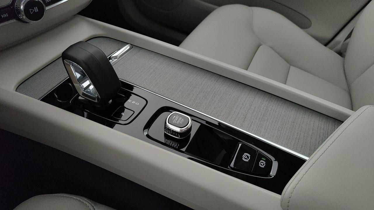 VOLVO XC60 2.0 b4 Momentum auto