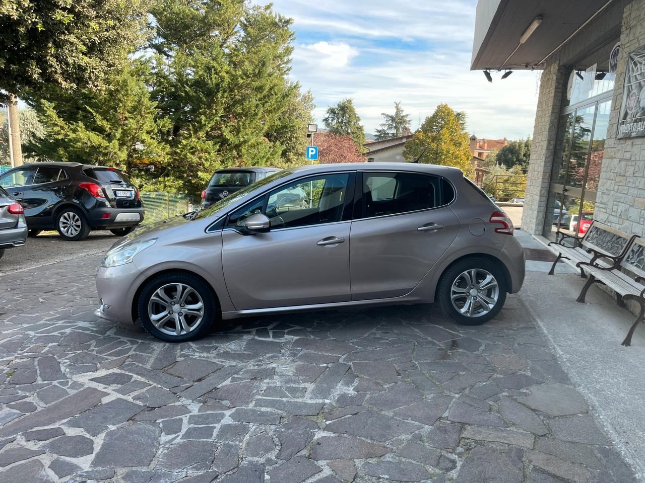 Peugeot 208 1.4 HDi 68 CV 5 porte Business NEO PATENTATI