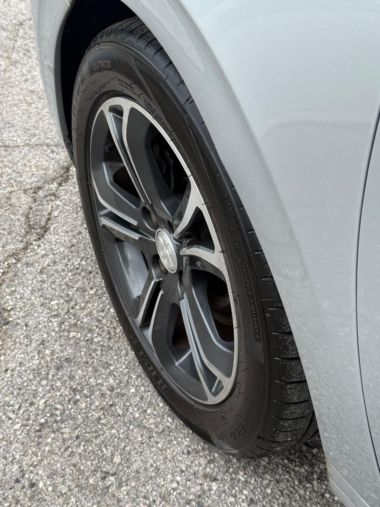 Peugeot 208 1.4 HDi 68 CV 5 porte Allure