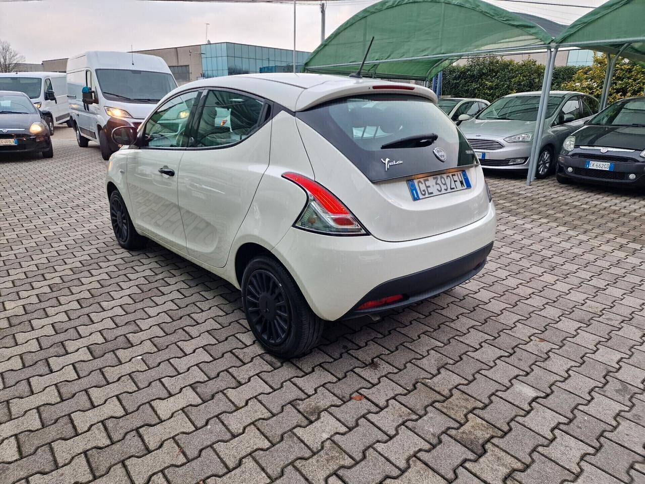 Lancia Ypsilon 1.0 FireFly S&S Hybrid Ecochic Silver