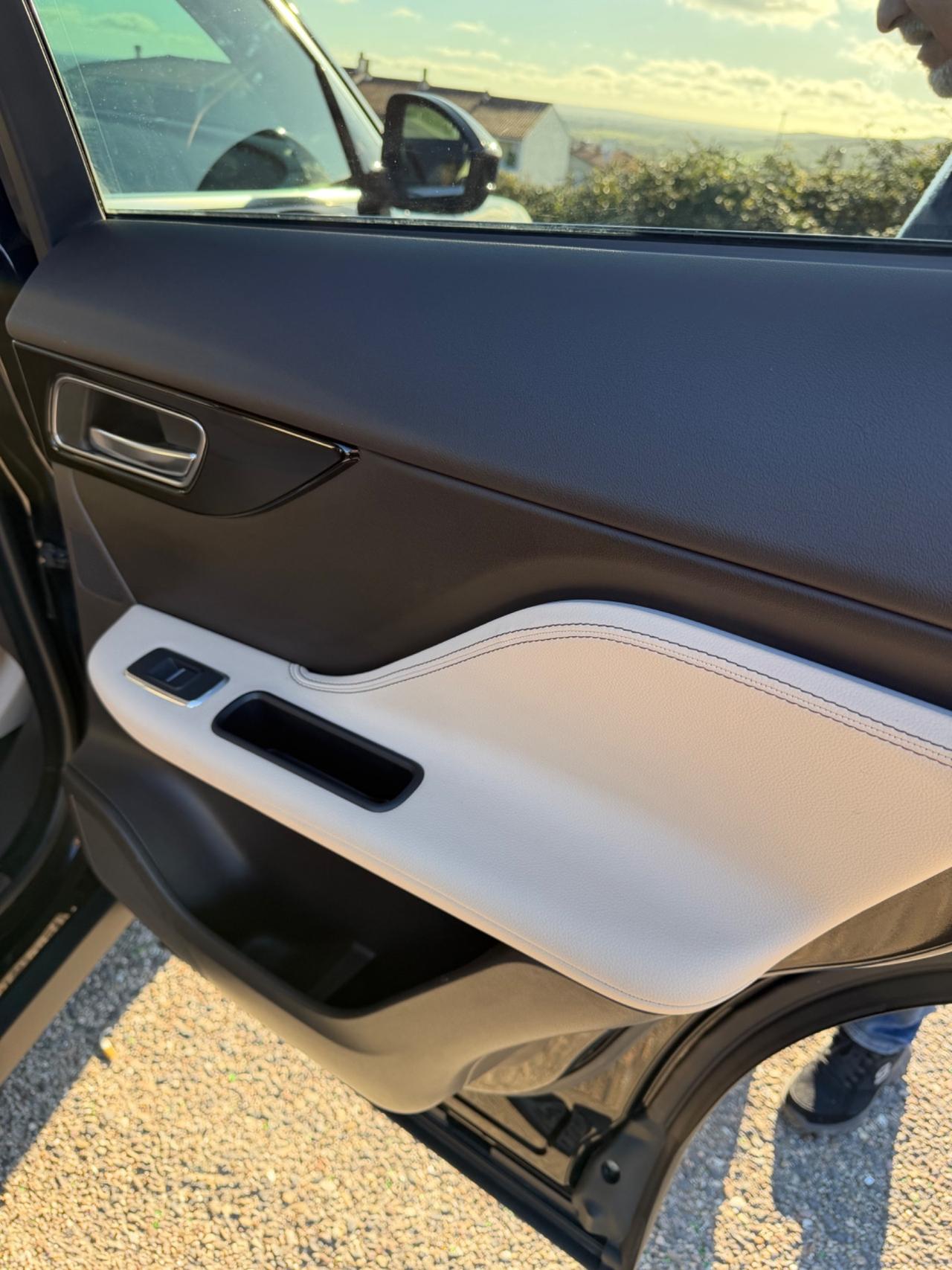 Jaguar F-Pace 2.0 D 180 CV AWD aut. Chequered Flag