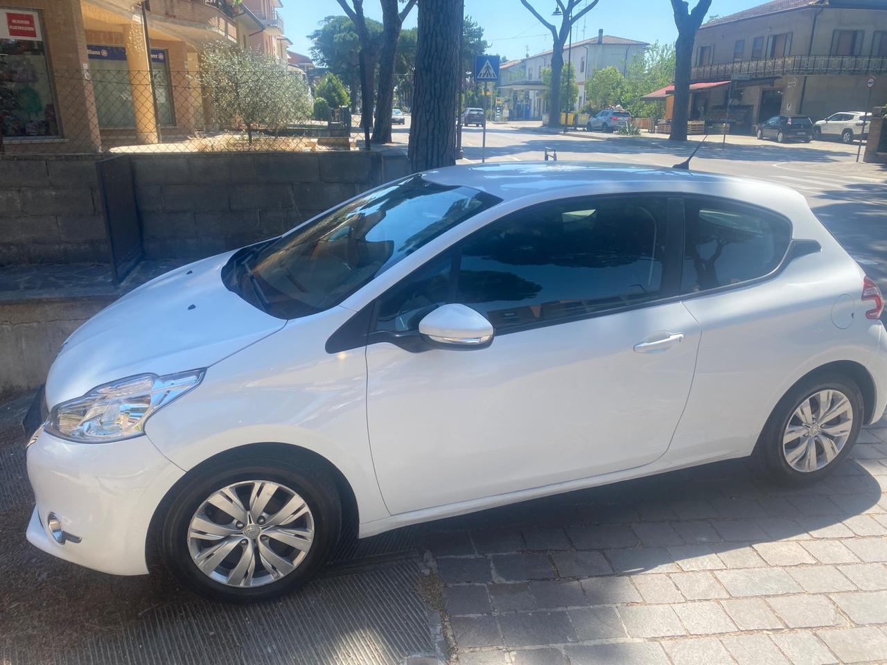 Peugeot 208 1.4 HDi 68 CV 3 porte Allure