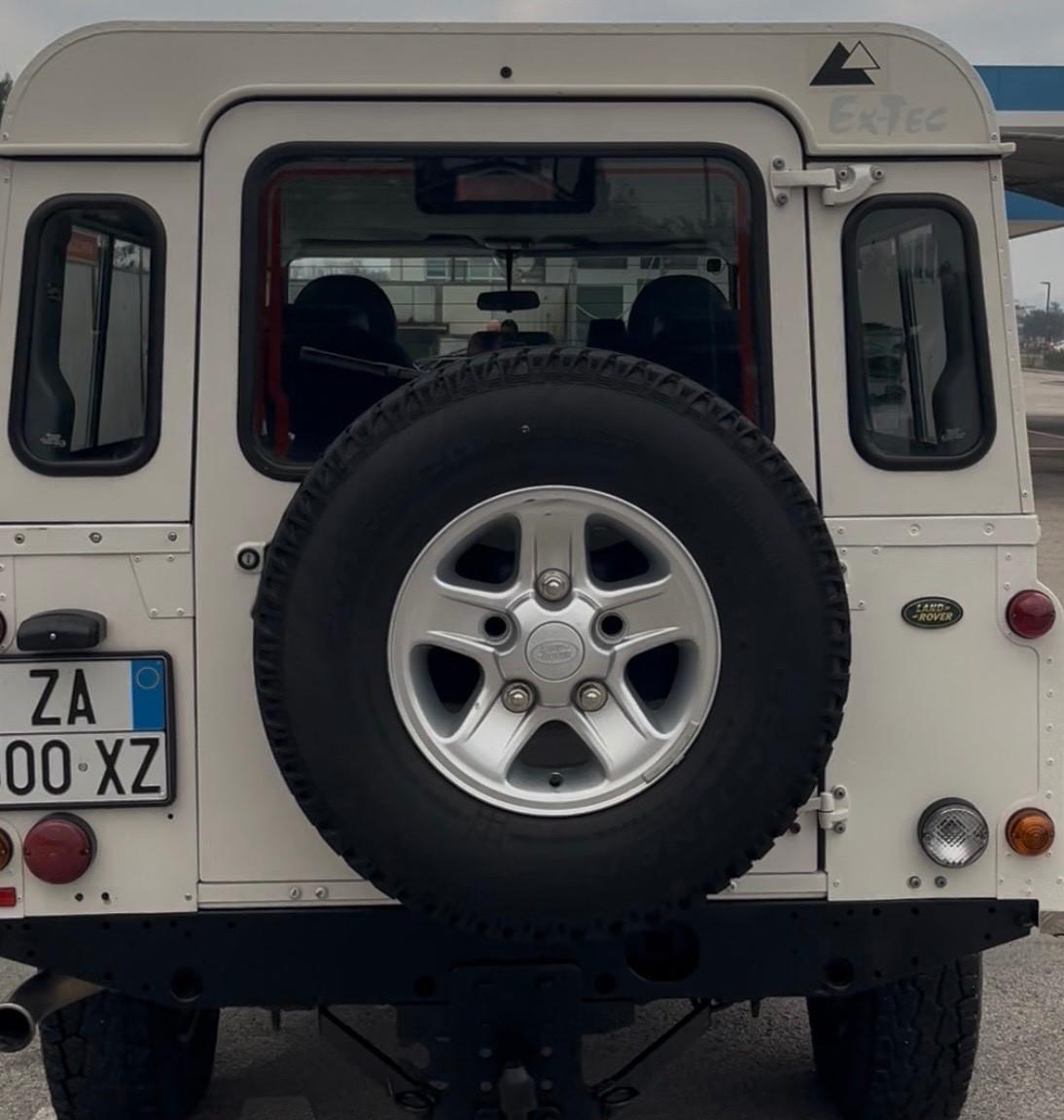 Land Rover Defender 110 2.4 TD4 Hard Top SE