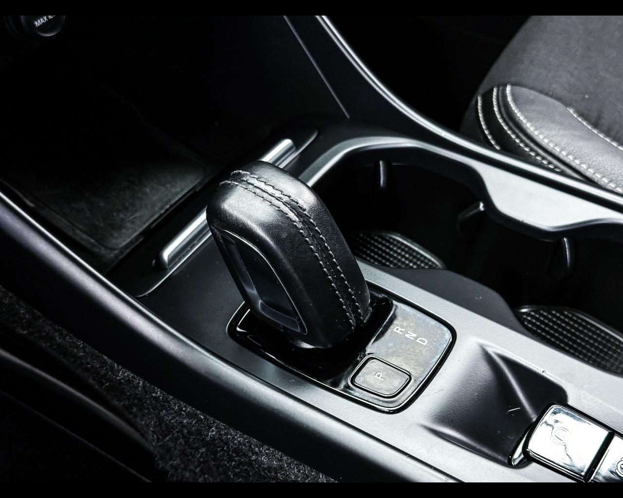VOLVO XC40 (2017-->) - XC40 D3 AWD Geartronic Momentum